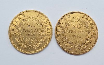 deux pièces d'or, dont l'une est ornée d'une couronne et l'autre d'une couronne de fleurs