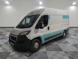la camionnette blanche est garée sur le sol en damier d'une pièce