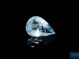 gros plan d'un diamant bleu sur une surface noire