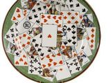 une image représentant une assiette sur laquelle sont posées des cartes à jouer