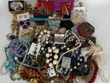 une pile de bijoux assortis sur une surface blanche