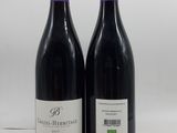 deux bouteilles de vin rouge posées l'une à côté de l'autre sur une table