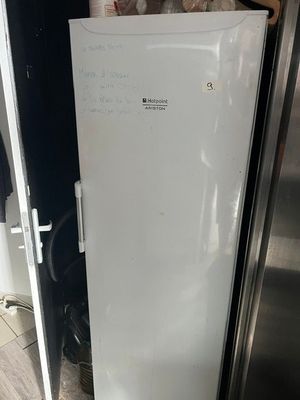 un réfrigérateur blanc dans le coin d'une cuisine