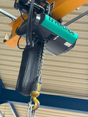 a crane that is hanging from the ceiling of a building