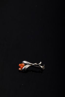 Petite broche épingle en argent figurant un rameau fleuri te…