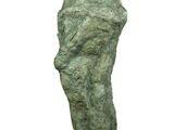 statue d'une femme debout sur un socle, de dos à la caméra