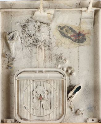 une boîte blanche ornée d'une peinture et contenant une paire de chaussures