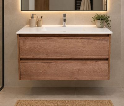 une salle de bains avec un lavabo, un miroir et un tapis au sol