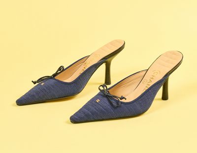 une paire de chaussures à talons hauts bleues sur fond jaune