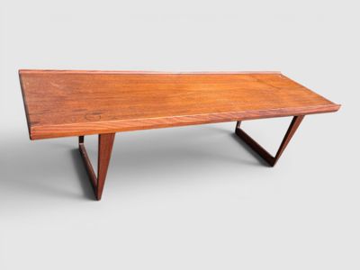 un gros plan d'une table en bois sur fond gris