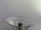 un vase en verre dans lequel se trouve un œil noir