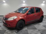 la petite voiture rouge est garée dans le garage sur un sol en damier