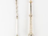 deux cuillères en argent et une cuillère en argent posées sur une surface blanche