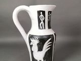 un vase blanc et noir orné d'un motif représentant un coq
