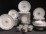 un grand nombre d'assiettes et de tasses posées sur une table