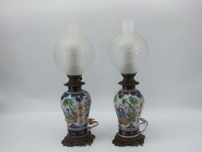 paire de lampes en forme de vases chinois ornées de fleurs peintes à la main
