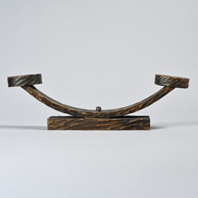 TRAVAIL FRANÇAIS Grand bougeoir en bois massif sculpté à la …
