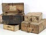 trois vieilles valises empilées les unes sur les autres