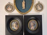 Trois photos encadrées représentant une femme et un enfant sont accrochées au mur.