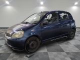 la photo d'une voiture bleue garée dans un garage