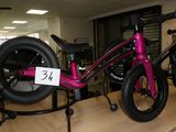 un vélo rose exposé dans un magasin