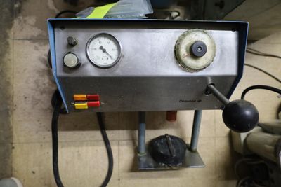 a machine that is sitting on a table in a room