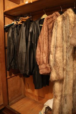 Contenu de l'armoire comprenant blousons et manteaux et peti… - Photo 1