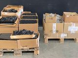 Plusieurs caisses de mûres sont empilées sur des palettes dans un entrepôt