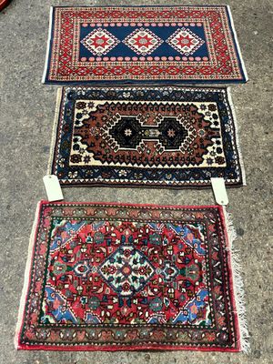 trois tapis orientaux étalés sur le sol