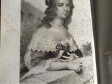 une vieille photo d'une femme en robe blanche tenant un livre