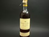 l'image d'une bouteille de vin posée sur une table
