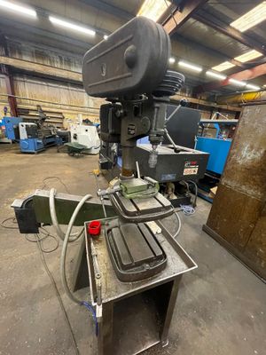 un gros plan sur une machine dans un entrepôt, avec d'autres machines en arrière-plan