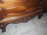 une commode en bois surmontée d'un miroir