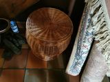 un panier en osier posé par terre à côté d'un tapis