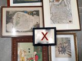 de nombreuses photos encadrées sur le mur de cette pièce