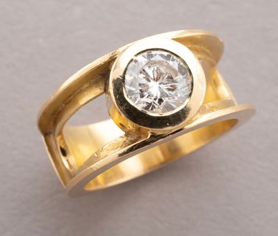 Gros plan sur une bague en or ornée d'un diamant