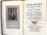 un vieux livre sur lequel figure l'image d'une vieille femme