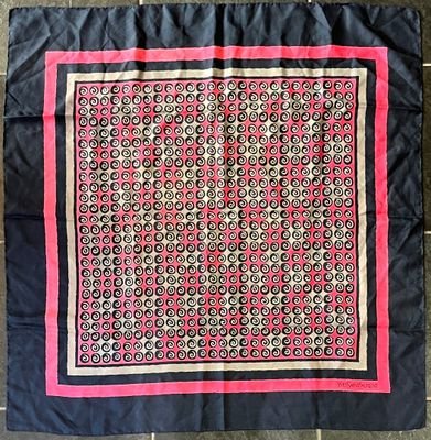 YVES SAINT LAURENT. Carré en twill de soie imprimée à décor …