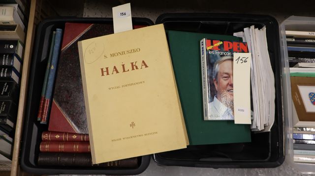 2 caisses de partition de musique.