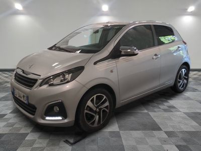 la voiture argentée est garée sur un sol en damier dans le garage