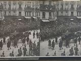 une vieille photo montrant une foule de gens marchant dans la rue