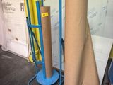 un chariot avec un rouleau de papier kraft à côté d'un autre rouleau de papier kraft