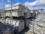 un gros tas de barres d'acier empilées les unes sur les autres
