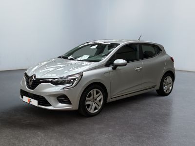 une voiture argentée garée dans une pièce aux murs blancs