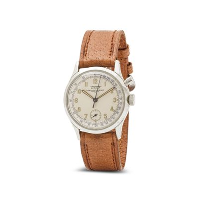 gros plan d'une montre sur fond blanc avec un bracelet marron