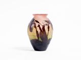 un petit vase orné d'une peinture, posé sur une surface blanche