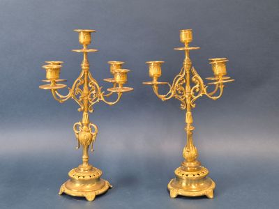 paire de candélabres anciens en laiton sur pied