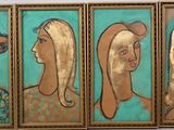 quatre tableaux représentant des femmes, dans des cadres dorés, accrochés au mur