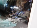 une photo d'une photo représentant un vase en verre orné d'un dragon