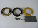 trois types de bracelets posés sur une table